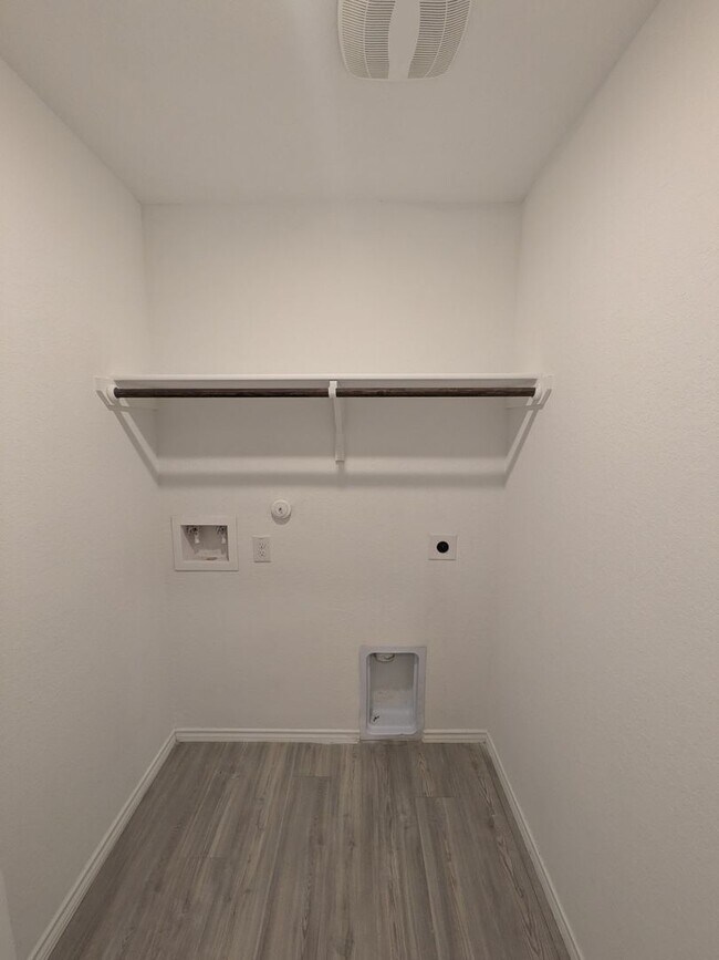 Building Photo - Fresh and Clean in New Braunfels!!