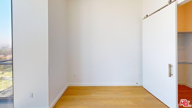 Building Photo - 525 Olive St