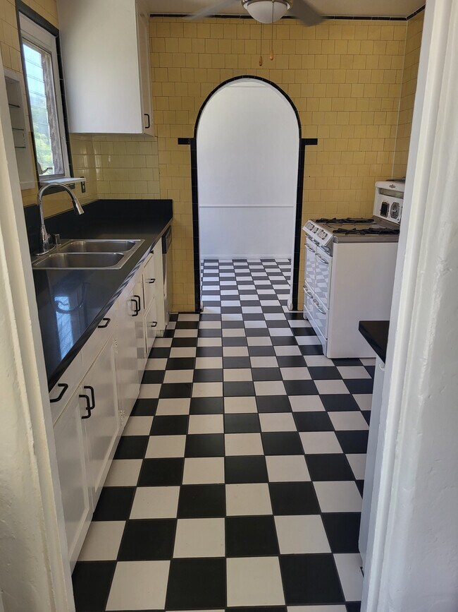 Building Photo - 346 N Alfred St