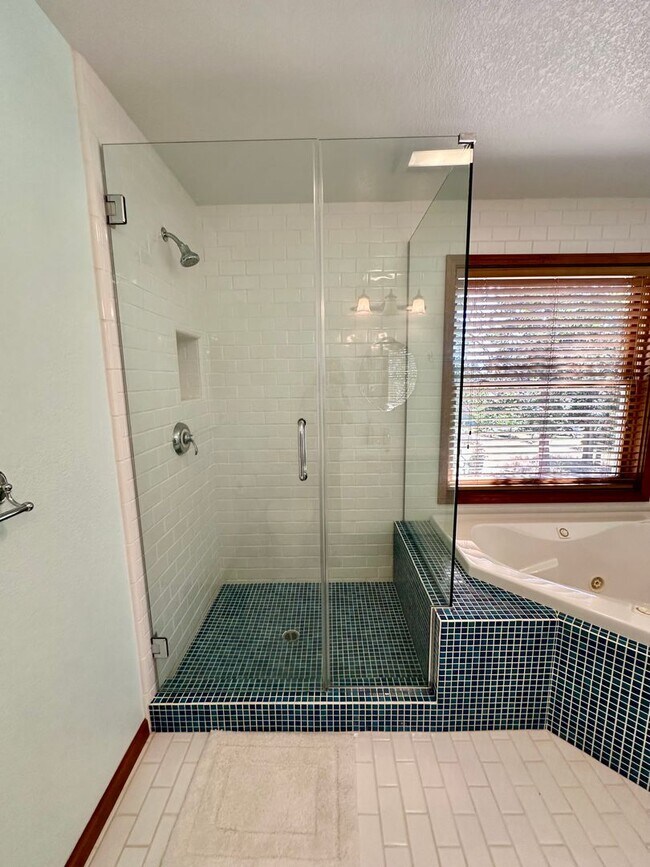 Building Photo - Stunning Running Y Ridge Home with Lake Views – Furnished or Unfurnished!