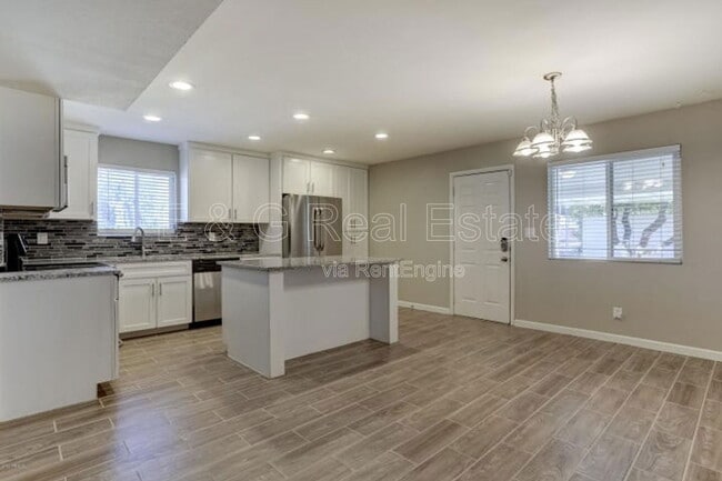 Building Photo - 1527 W Huntington Dr