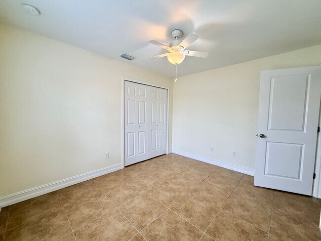 Building Photo - Centrally Located 3 Bedroom 2 Bath 1 Car Garage Duplex- Lawn service and washer and dryer is incl...