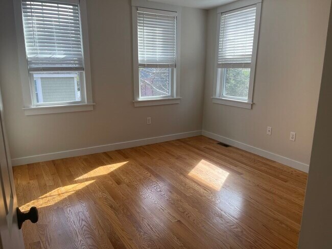 Building Photo - 144 Hollett St
