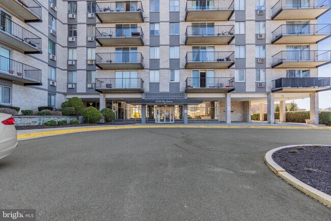 Building Photo - 3245 Rio Dr