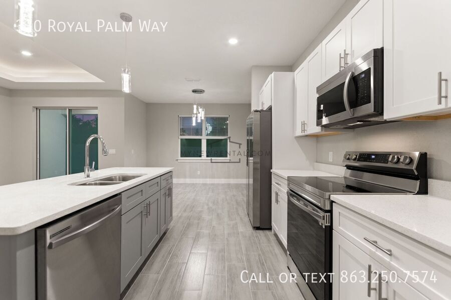 Building Photo - 330 Royal Palm Wy