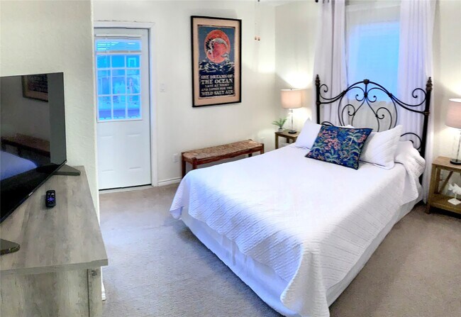 Building Photo - 215 Pompano Ln