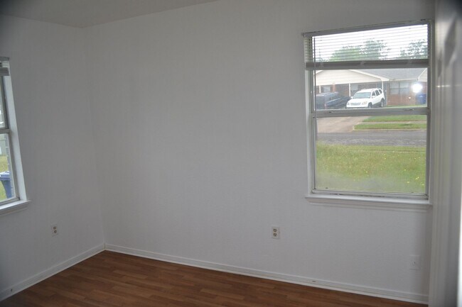 Building Photo - 302 Horseshoe Dr