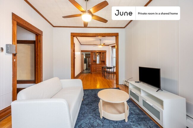 Building Photo - Private bedroom in 3 bed/1 bath Home