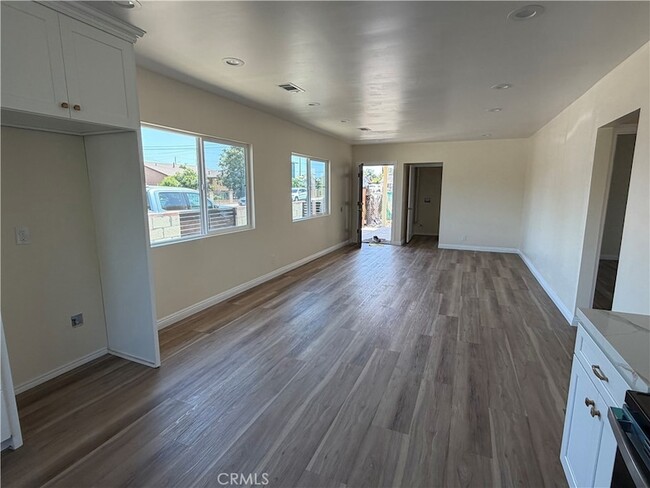 Building Photo - 3234 Vineland Ave