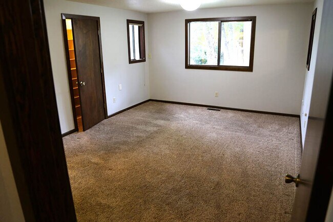 Building Photo - 4 bed 3 bath home, Lease through June 2026