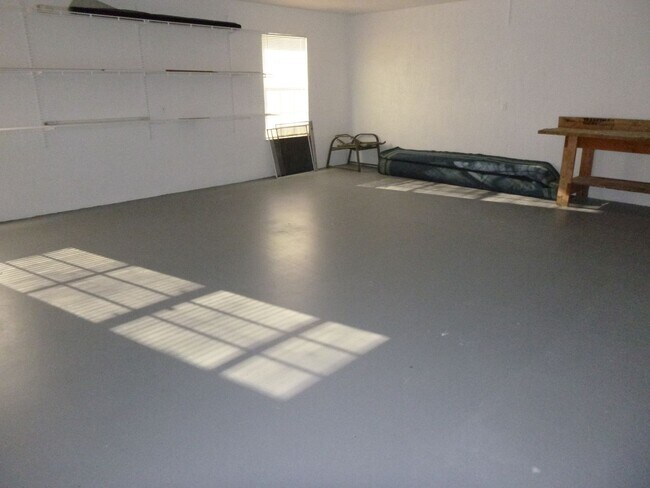 Building Photo - Very Nice Large 4/3/2 Home in Paar Estates