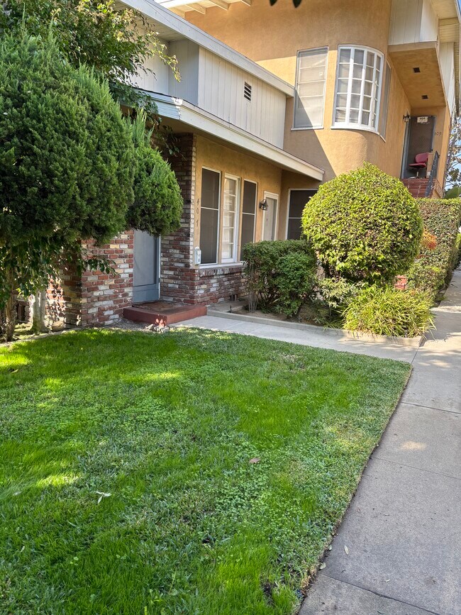 Building Photo - 407 Riverdale Dr