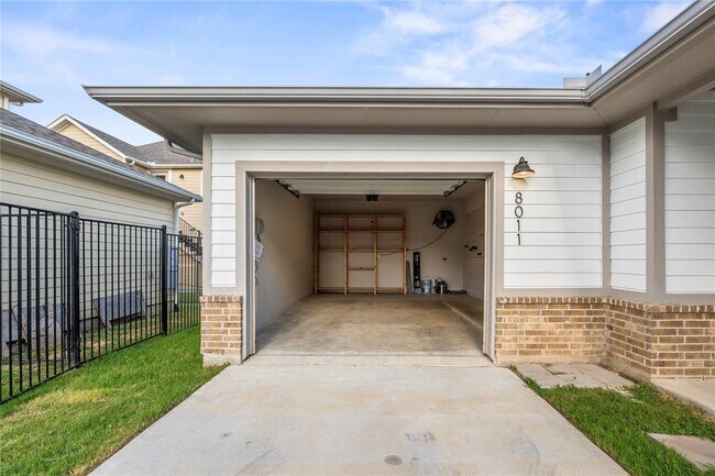 Building Photo - 8011 Orizzonte St