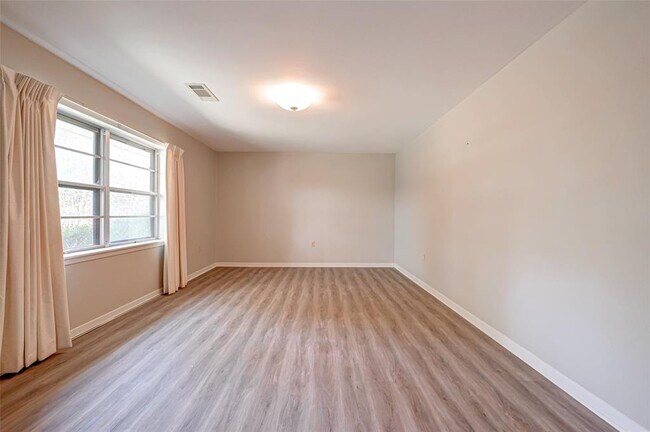 Building Photo - 16711 US-90 ALT