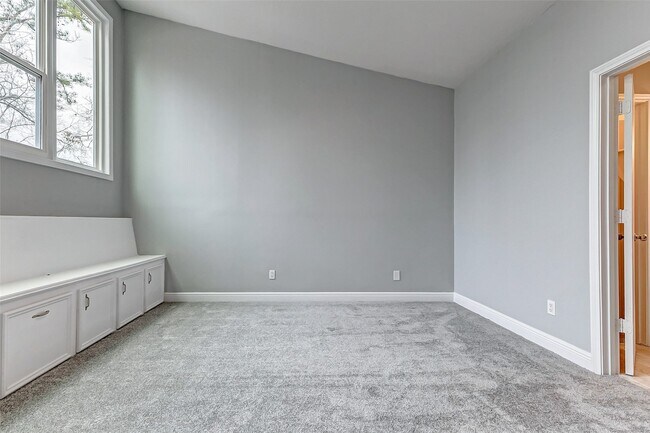 Building Photo - 1727 Cloister Dr