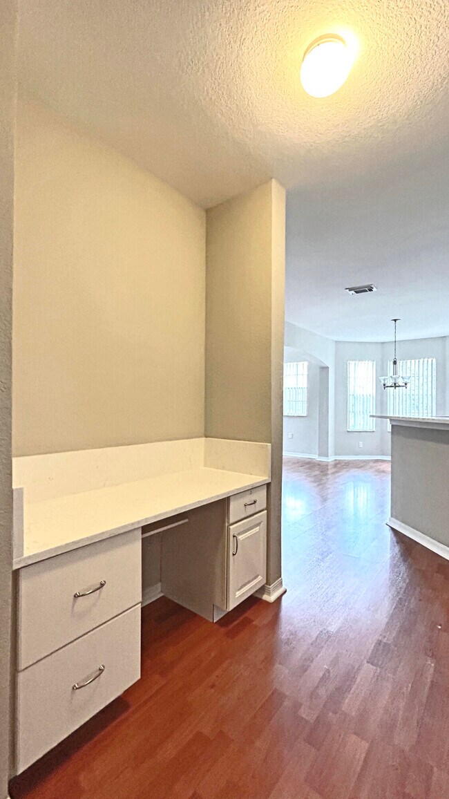 Building Photo - 116 SW Peacock Blvd