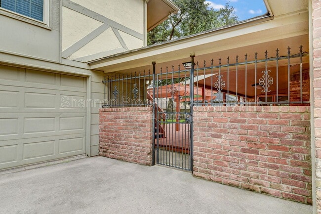 Building Photo - 15606 Dawnbrook Dr