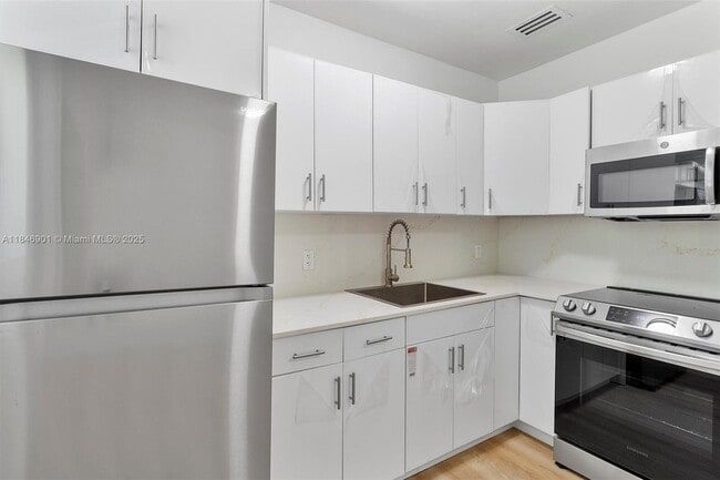 Building Photo - 4725 NE Miami Ct