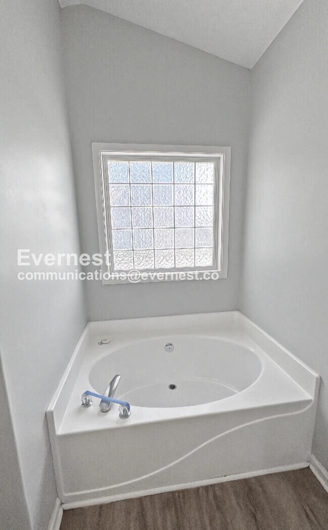 Building Photo - 4 Bed, 2 Bath Home with Garage / Pet-Friendly / Available Now!