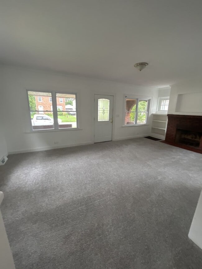 Building Photo - Charming 5-Bedroom Property in Prime Location