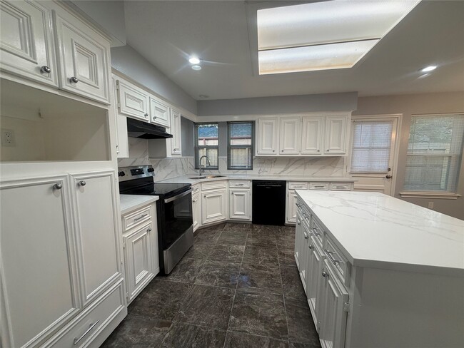 Building Photo - 15306 La Paloma Dr