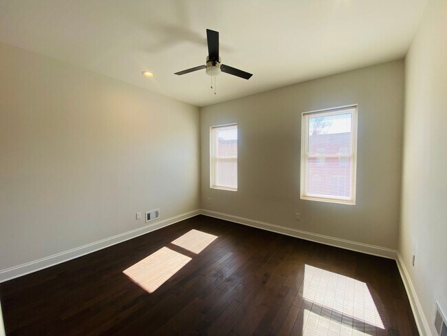 Building Photo - FOR RENT - 2BR/2.5BA Townhome