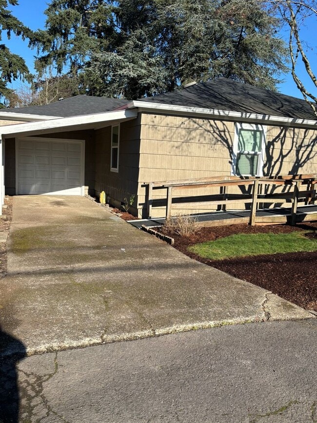 Building Photo - Adorable Renovated Single Family Home READY NOW