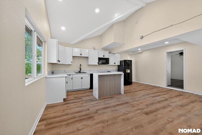 Building Photo - Bright & Modern 2-Bed Home with Ocean Glimpses in Prime Vista Location