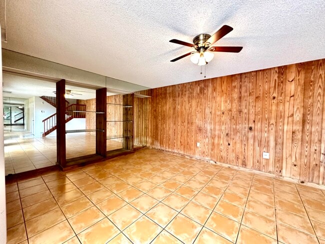 Building Photo - 805 8th Way