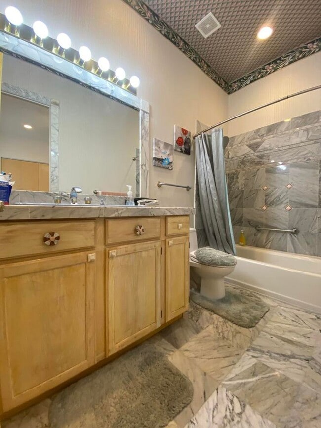 Building Photo - Spacious 3/2 with In-Law Suite