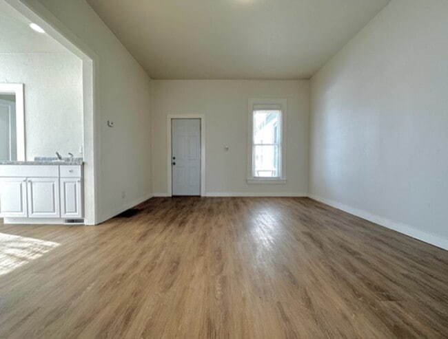 Building Photo - Beautiful 1 Bedroom 1 Bath Lower Duplex-Av...