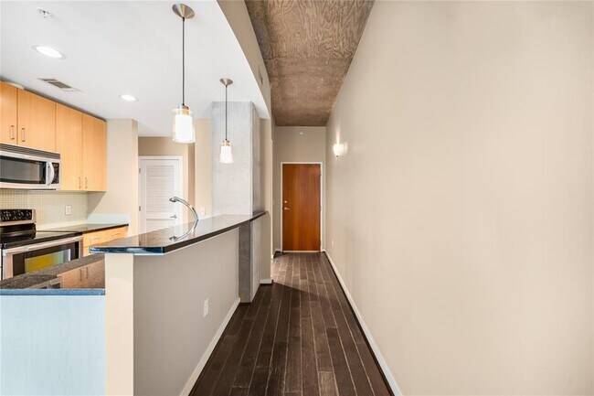 Building Photo - 5925 Almeda Rd
