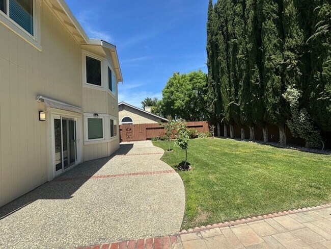 Building Photo - Spacious 5-Bedroom Home with Modern Amenit...