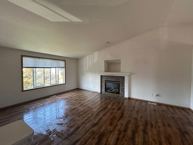 Building Photo - Beautiful 4 bd 3 bath w/ 2-car Garage Home...