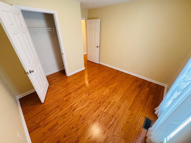 Building Photo - 3-BED, 2-BATH SINGLE FAMILY HOME WALKING DISTANCE TO CUMBERLAND!