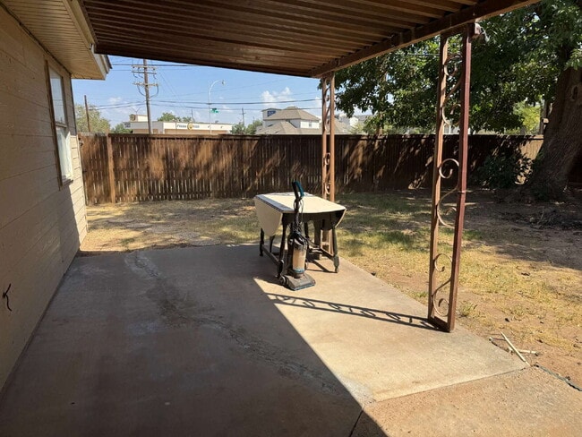 Building Photo - Bedroom Available. ALL BILLS PAID. FURNISHED