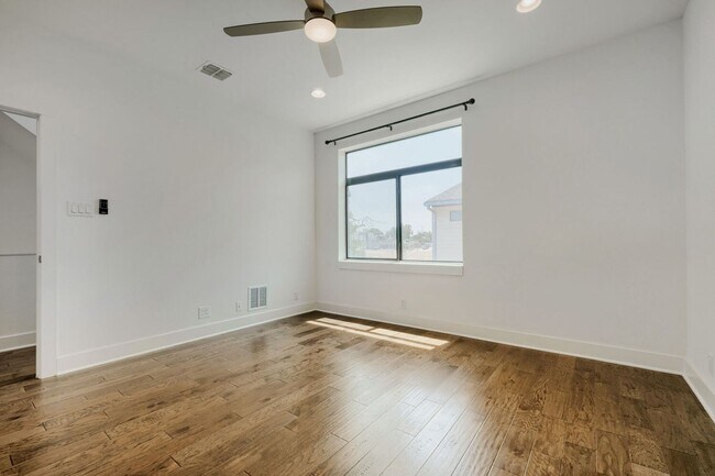Building Photo - 1606 N Hackberry St