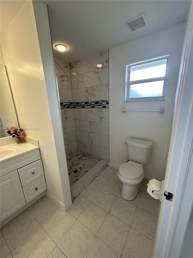 Building Photo - 2422 Vernon Ave S