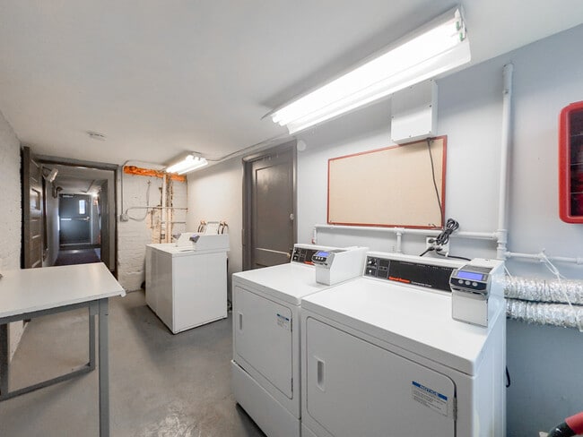 Building Photo - 1055 W George