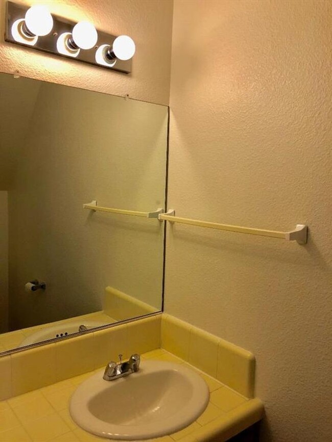 Building Photo - Beautifully Updated 2 Bed 1.5 Bath Condo i...