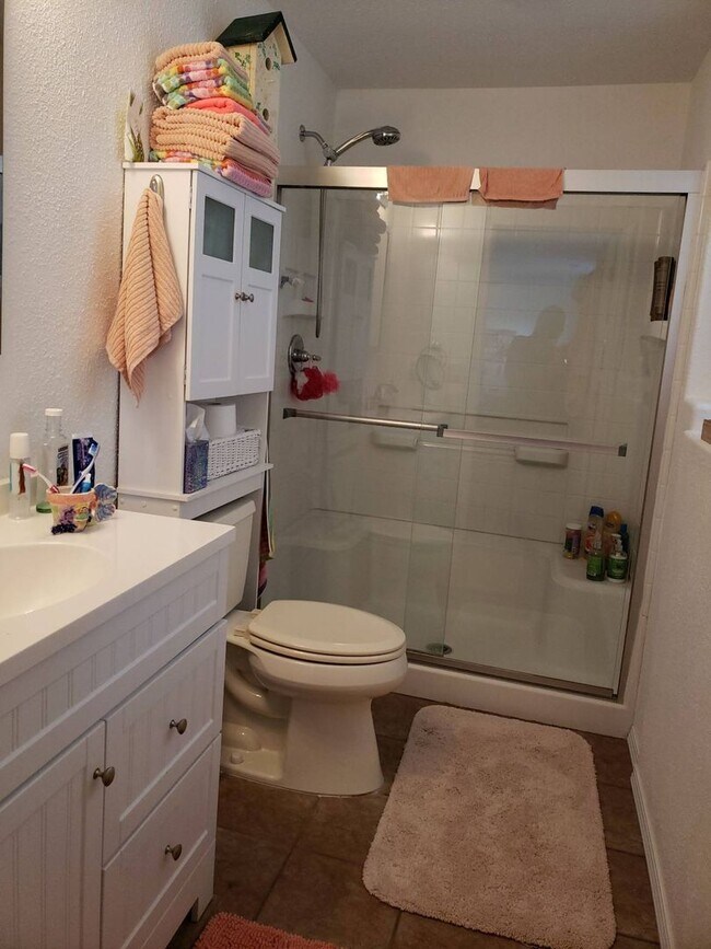 Building Photo - Lovely and spacious 5 bedroom 3 bath Post ...