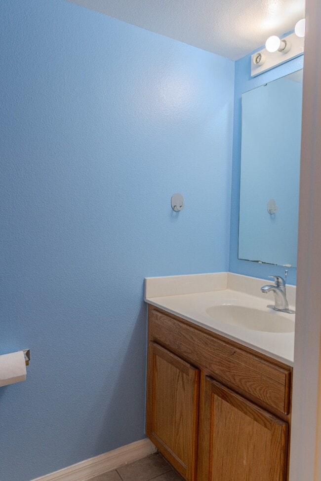 Building Photo - Spacious 4-Bed Groveland Home with Attached Garage, Central Air, and Private Patio