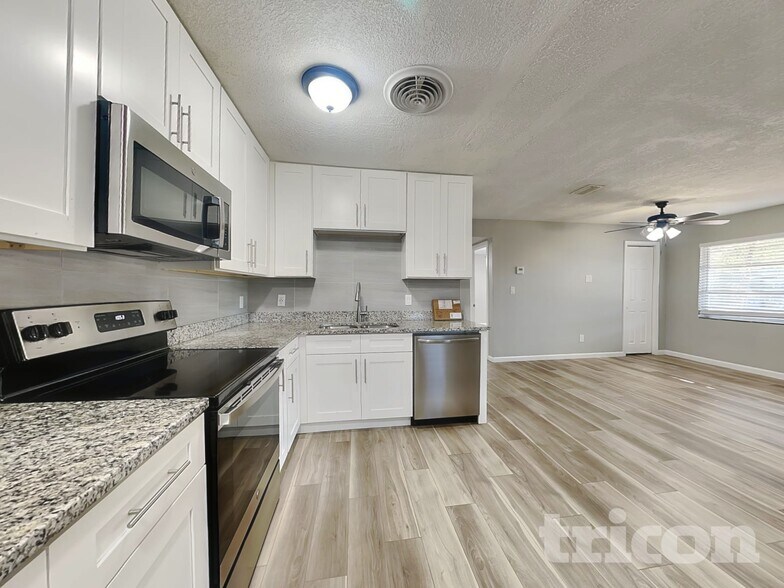 Building Photo - 10916 N 14th St