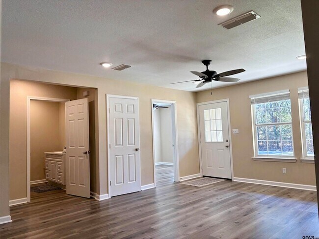 Building Photo - 348 Caroline Ln