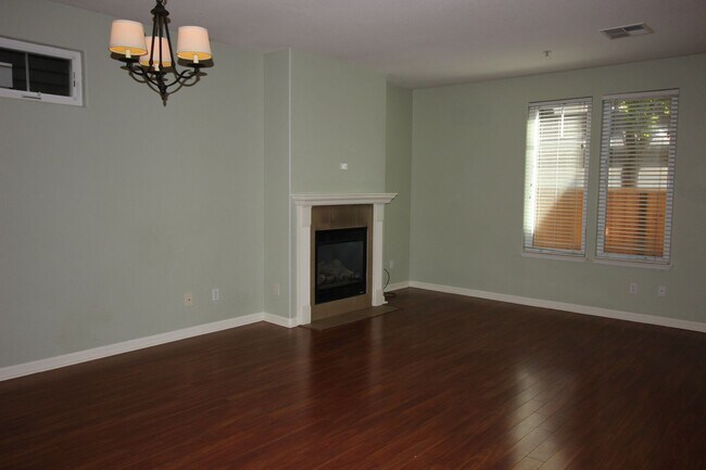 Building Photo - 3 Bedroom Townhome for Rent