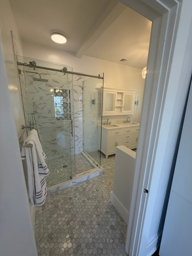 Master Bath 2 On Suite - 713 S Bronson Ave