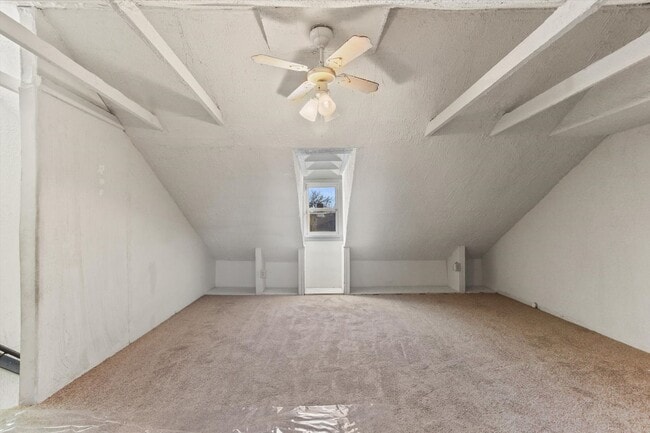 Building Photo - Bright 3 Bedroom, 1.5 Bath Home with Private Yard!