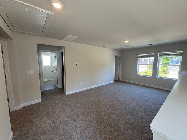Building Photo - Beautiful Home with Space, Comfort & Modern Convenience