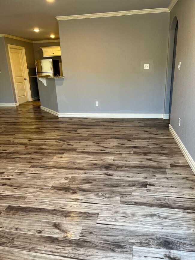 Building Photo - 3 bedroom duplex