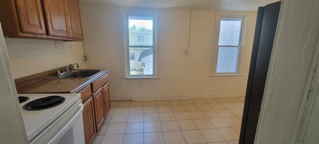 Building Photo - 217 Pen Argyl St